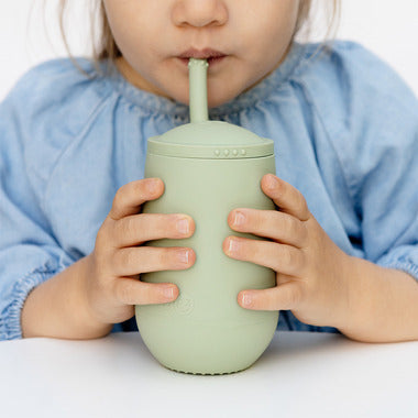 ezpz Mini Cup + Straw Training System – Silikonska čaša za djecu sa slamkom