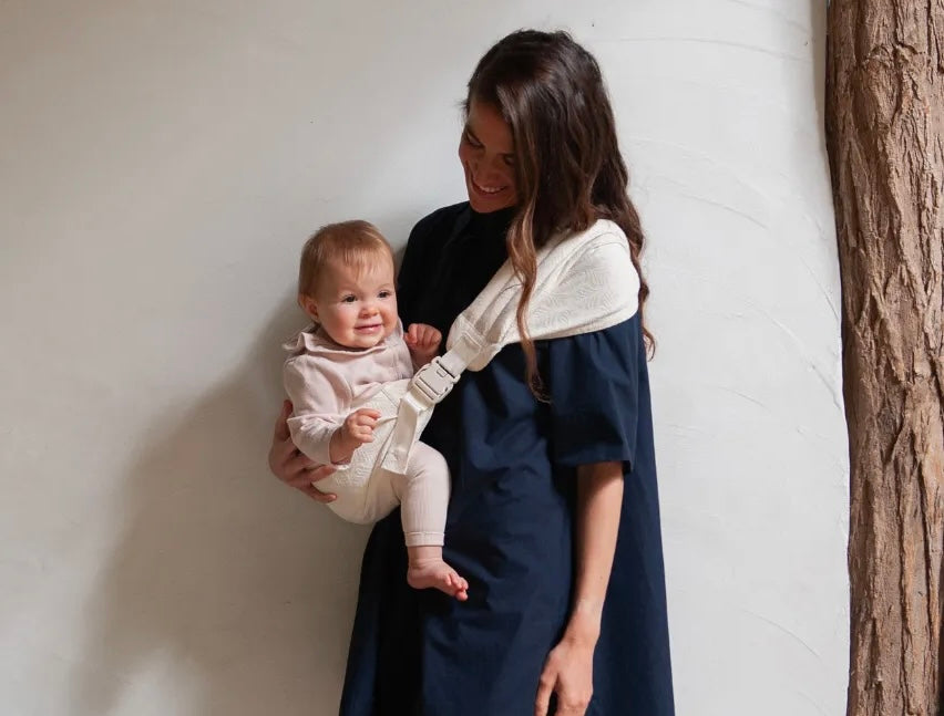 Zašto je Mama Hangs Carry & Walk savršena ergonomska nosiljka za bebe?
